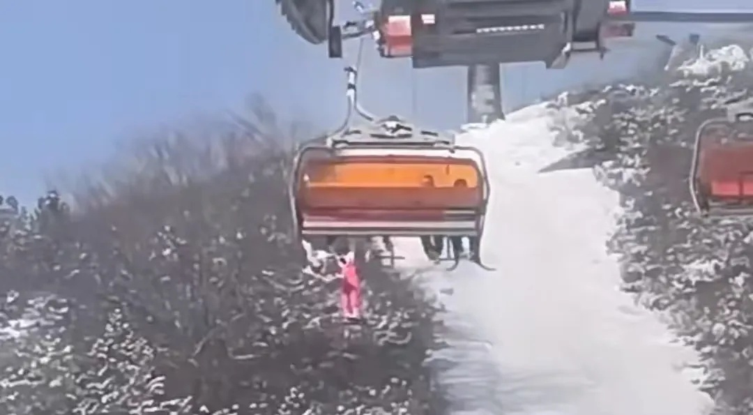 雪场突发意外！一儿童从滑雪场缆车上坠落！