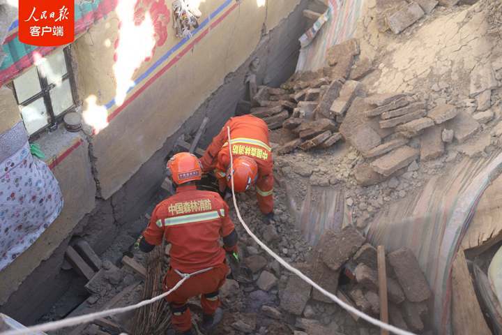 真诚的感谢！救灾现场，这个笑容令人动容