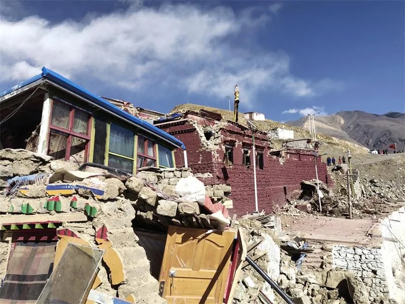 蜜月途中突遇西藏定日地震，新婚夫妻奔赴震中救人