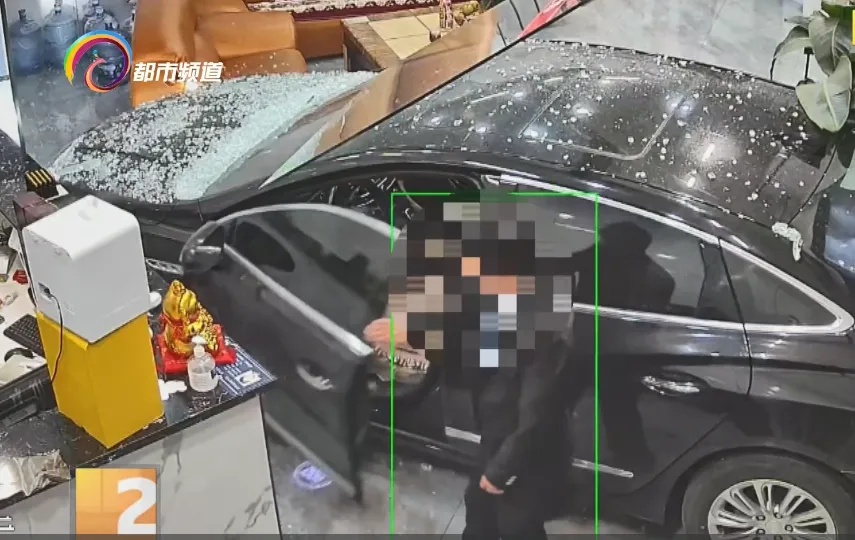 离大谱！男子凌晨驾车径直冲进酒店大堂，上蹿下跳……