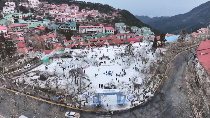 江西庐山：开展室外人工造雪 打造冰雪嘉年华