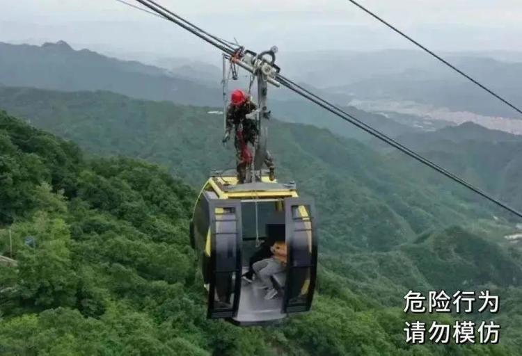 惊险！儿童从滑雪场缆车上坠落 安全游玩这些要注意