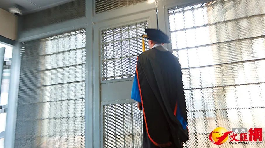 狱中苦读24年,51岁的他获颁博士学位,明年还有... 狱中苦读24年,51岁的他获颁博士学位,明年还有...