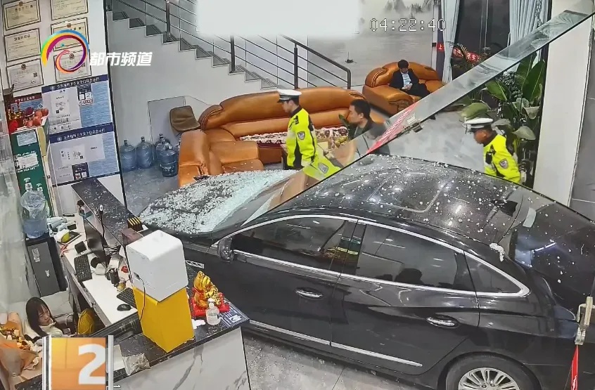 离大谱！男子凌晨驾车径直冲进酒店大堂，上蹿下跳……