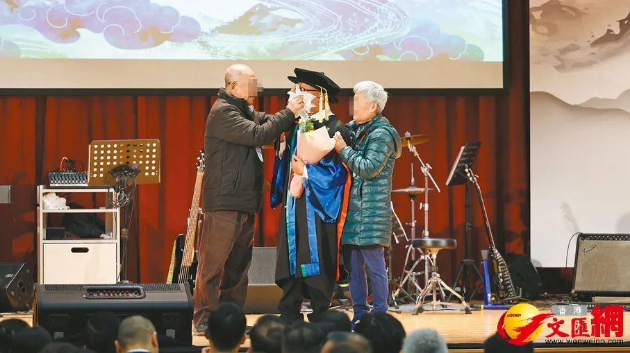 狱中苦读24年,51岁的他获颁博士学位,明年还有... 狱中苦读24年,51岁的他获颁博士学位,明年还有...