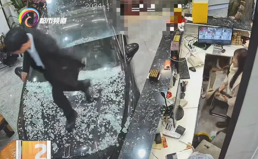 离大谱！男子凌晨驾车径直冲进酒店大堂，上蹿下跳……