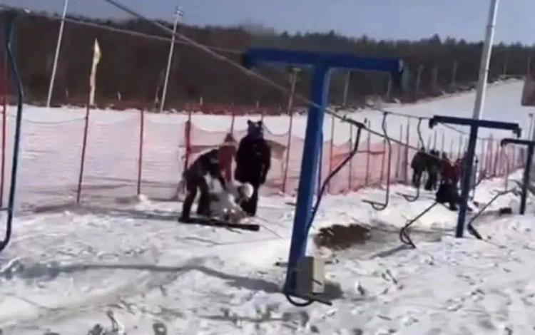 惊险！儿童从滑雪场缆车上坠落 安全游玩这些要注意
