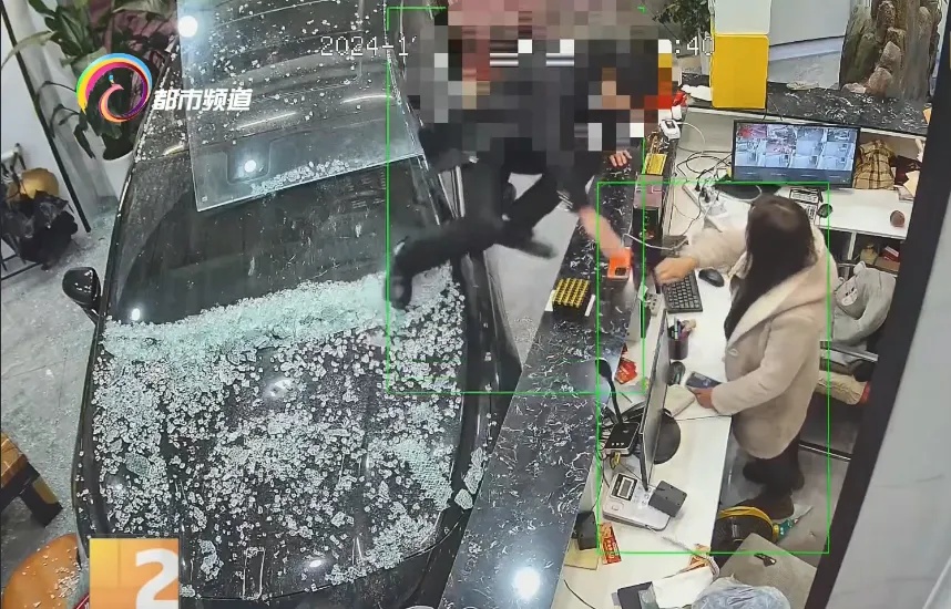 离大谱！男子凌晨驾车径直冲进酒店大堂，上蹿下跳……