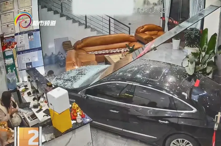 离大谱！男子凌晨驾车径直冲进酒店大堂，上蹿下跳……