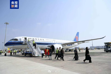C919首次搭载旅客飞抵三亚 C919首次搭载旅客飞抵三亚