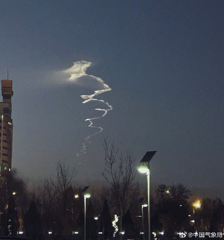 宁夏多地或出现蛇形云