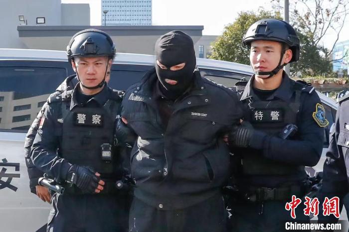 27年前在逃人员被押回浙江宁海 命案积案成功告破