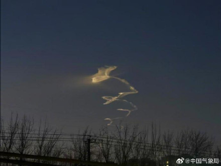 宁夏多地或出现蛇形云