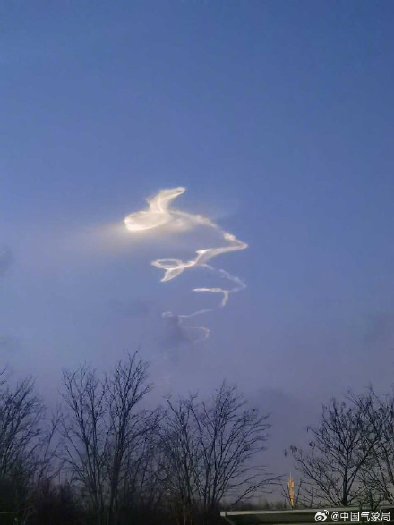 宁夏多地或出现蛇形云