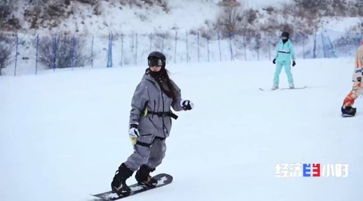 滑雪板、手套……“冰雪热”激发消费活力 带动产业链升级！