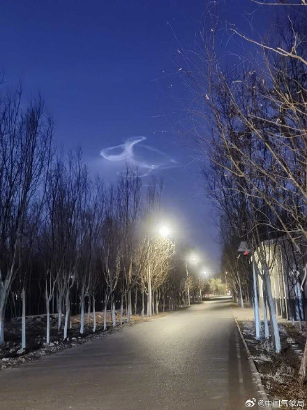 宁夏多地或出现蛇形云