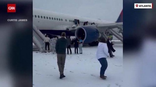 美国一波音客机因发动机故障中止起飞 乘客紧急撤离