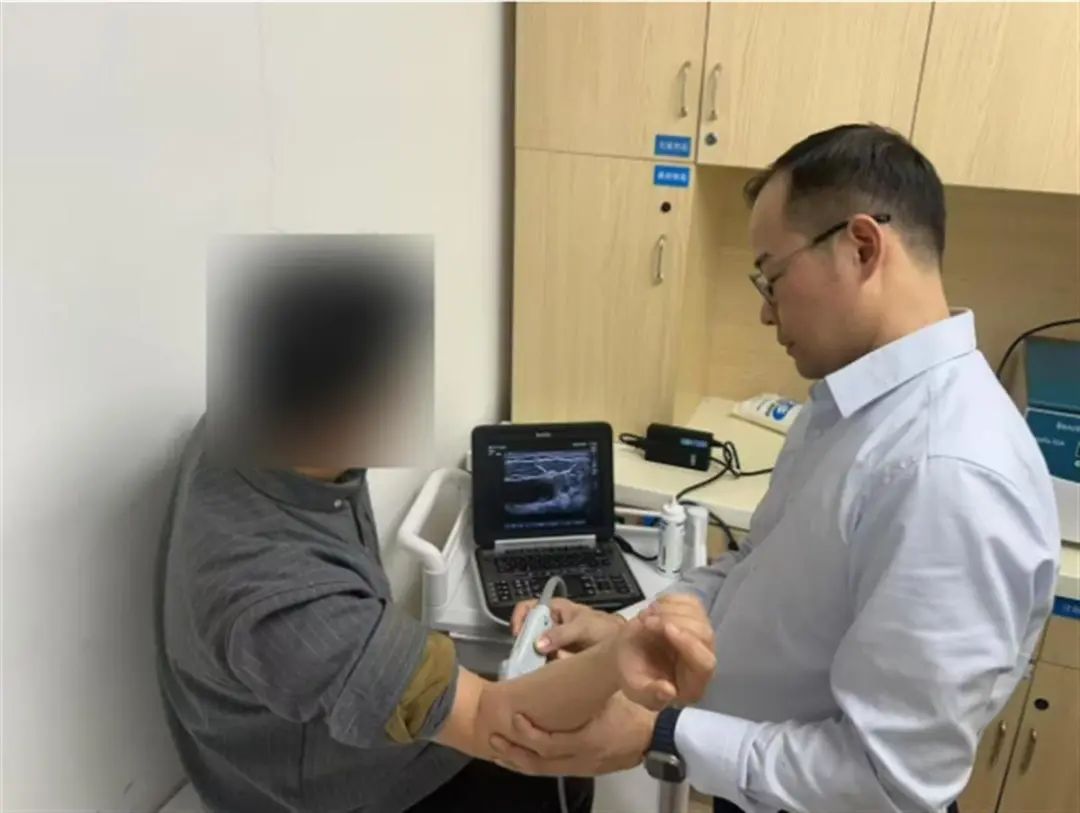 男子教育儿子时气得扔抽纸，不料手臂疼了两个月