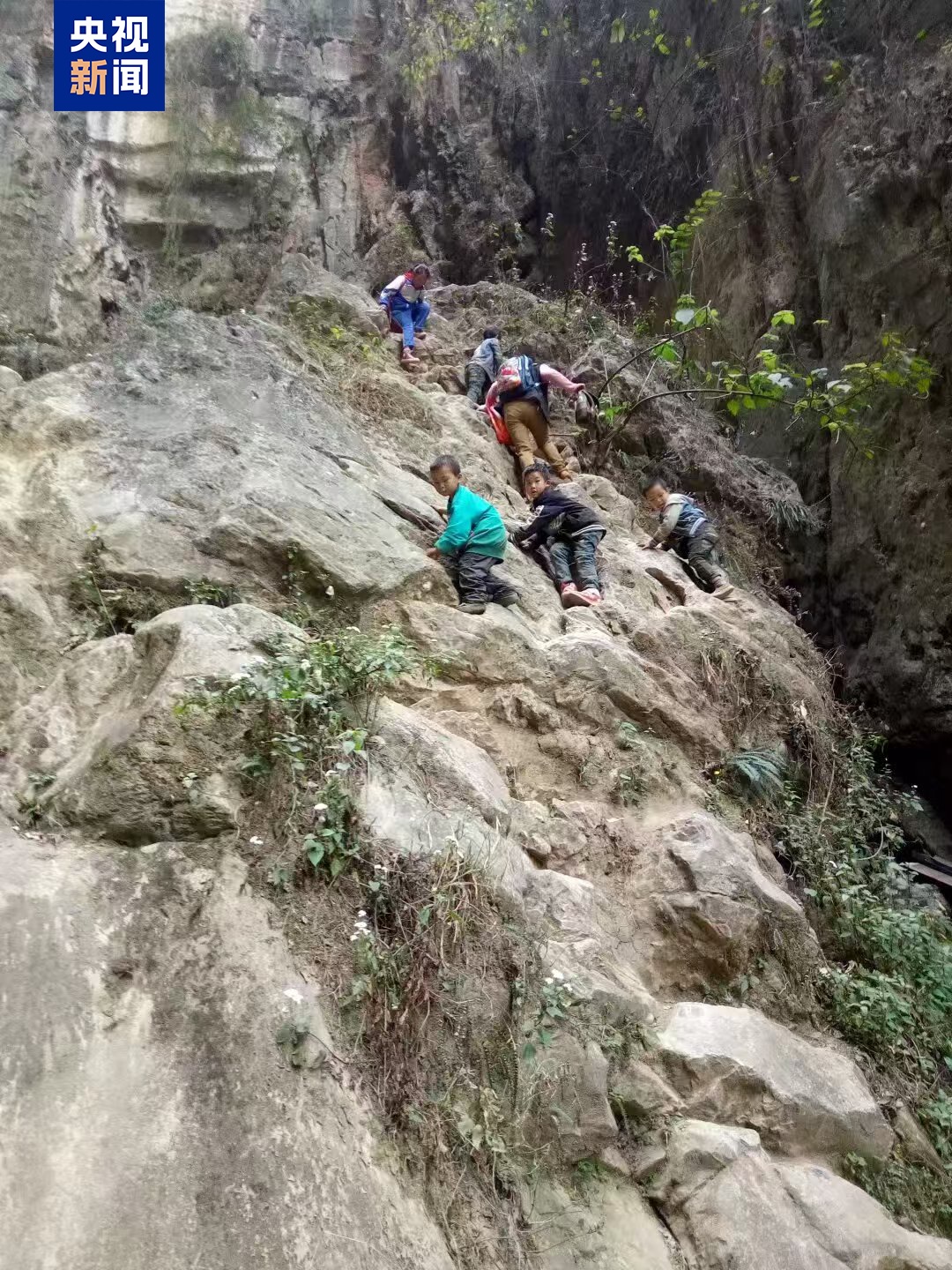 3小时→30分钟!这群孩子坐着“空中校车”去上学 3小时→30分钟!这群孩子坐着“空中校车”去上学