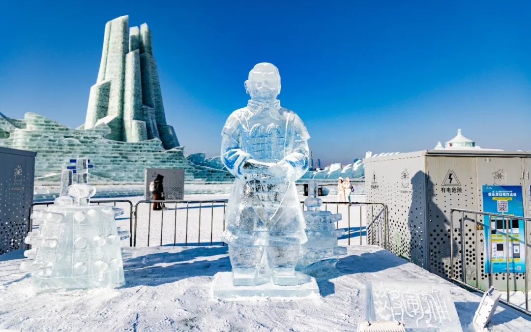 “冰”马俑“穿越”到冰雪大世界，威风凛凛、栩栩如生！