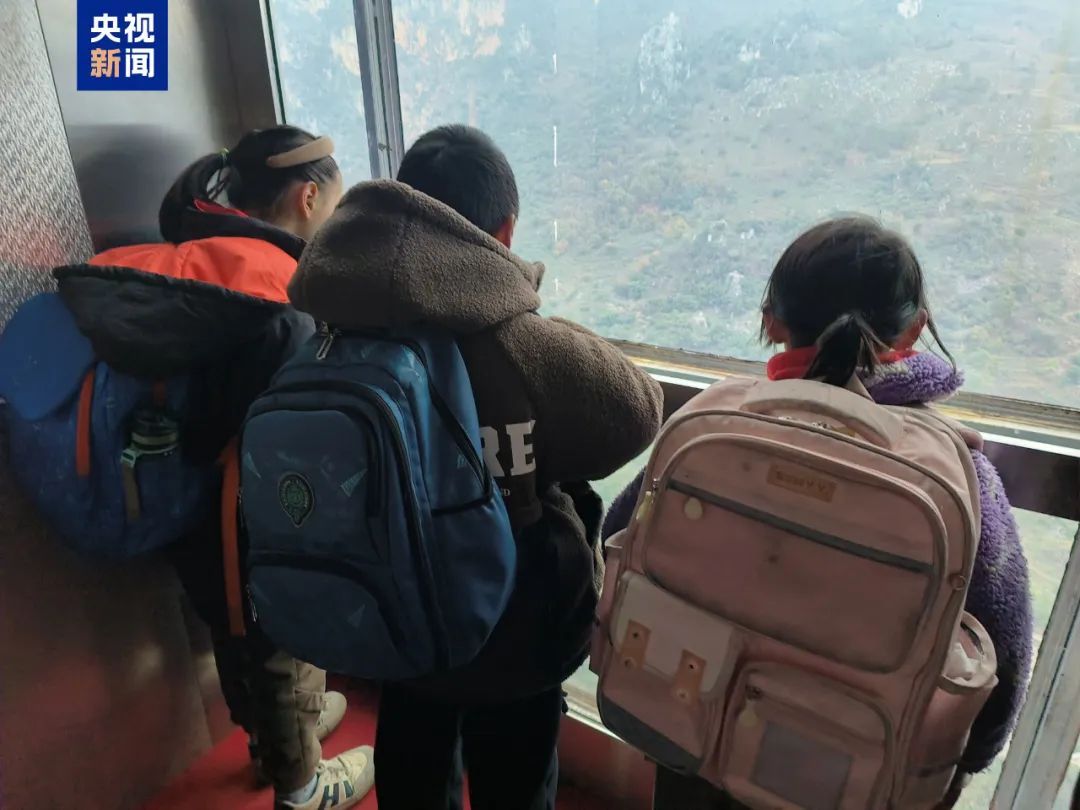 3小时→30分钟!这群孩子坐着“空中校车”去上学 3小时→30分钟!这群孩子坐着“空中校车”去上学