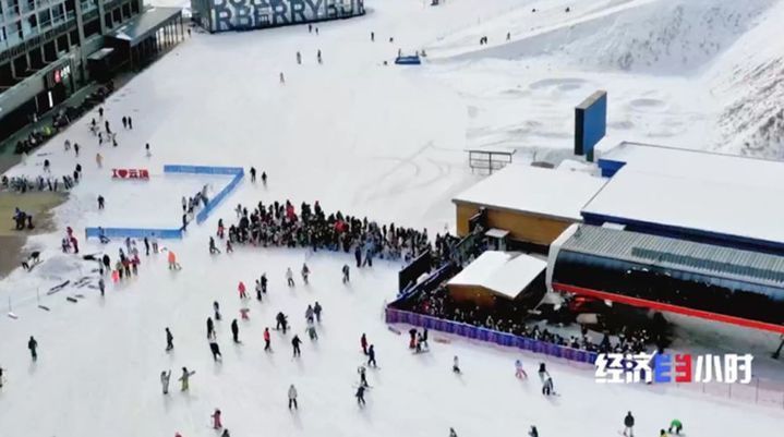 滑雪板、手套……“冰雪热”激发消费活力 带动产业链升级！