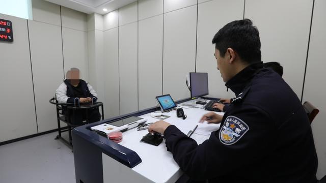 当“警察”在微信上找我换钱...