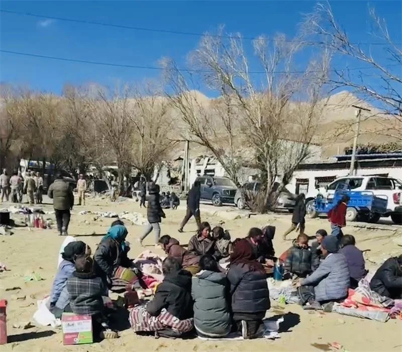 蜜月途中突遇地震，他们挖了几小时