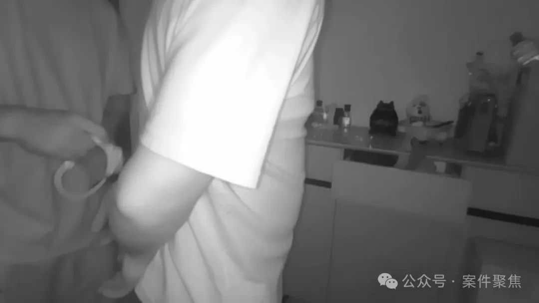 两车轻微碰撞，奔驰车主赔了13万？一句八卦竟牵出刑案