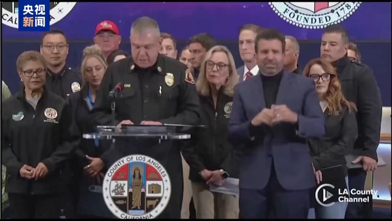 山火肆虐 还有人“趁火打劫” 美国加州多地实施宵禁 山火肆虐 还有人“趁火打劫” 美国加州多地实施宵禁