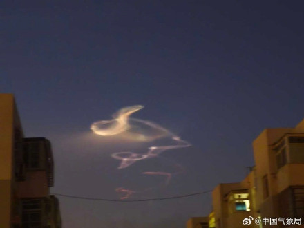 宁夏多地或出现蛇形云