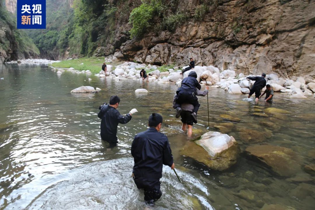 3小时→30分钟!这群孩子坐着“空中校车”去上学 3小时→30分钟!这群孩子坐着“空中校车”去上学