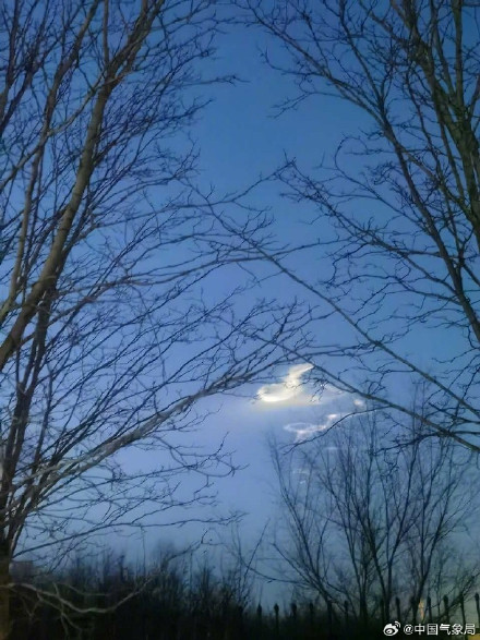 宁夏多地或出现蛇形云