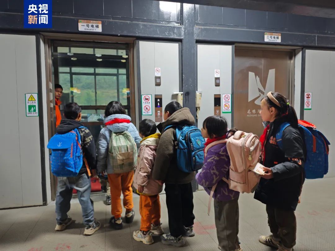 3小时→30分钟!这群孩子坐着“空中校车”去上学 3小时→30分钟!这群孩子坐着“空中校车”去上学