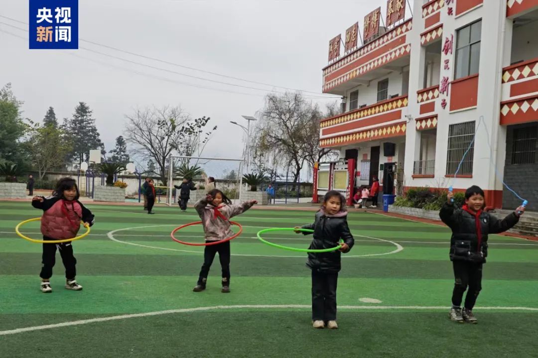 3小时→30分钟!这群孩子坐着“空中校车”去上学 3小时→30分钟!这群孩子坐着“空中校车”去上学