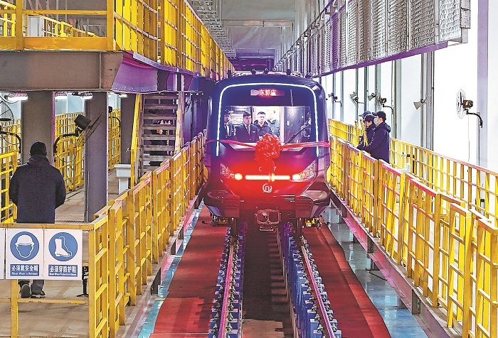 碳纤维地铁列车在青岛投运