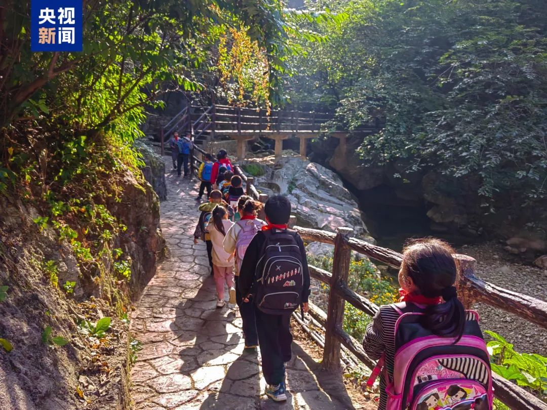 3小时→30分钟!这群孩子坐着“空中校车”去上学 3小时→30分钟!这群孩子坐着“空中校车”去上学