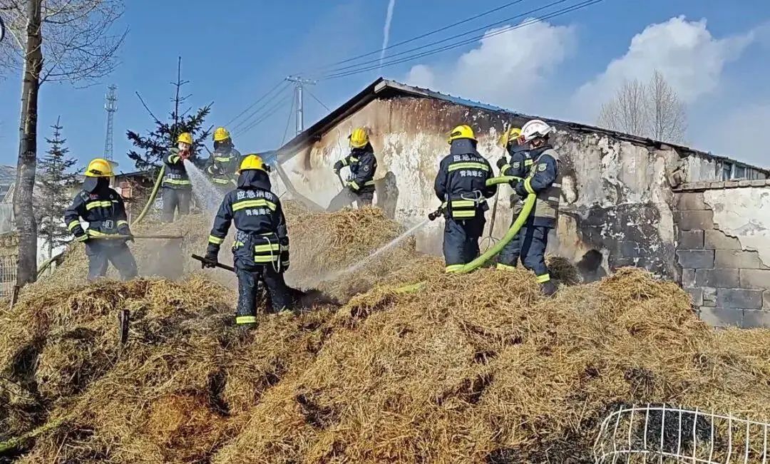 青海门源一小孩燃放烟花爆竹引燃露天麦草垛