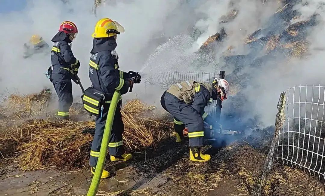 青海门源一小孩燃放烟花爆竹引燃露天麦草垛