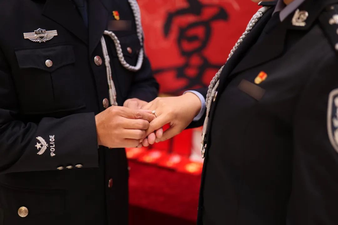 祝福！两缉毒警曾假扮情侣如今订婚了