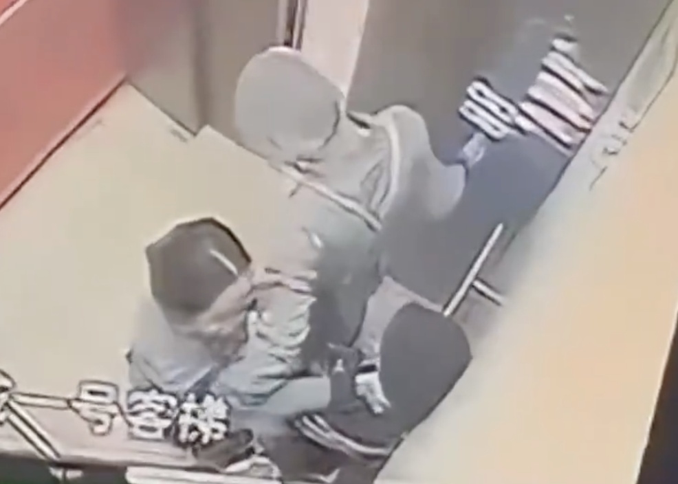 传单被撕,女服务员怒掐11岁男孩脖子3次!警察介入 传单被撕,女服务员怒掐11岁男孩脖子3次!警察介入
