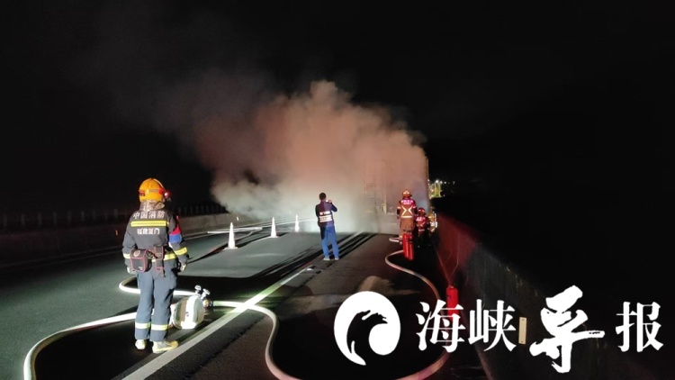 一辆开往厦门的快递车突然起火,20吨包裹烧掉一半…… 一辆开往厦门的快递车突然起火,20吨包裹烧掉一半……