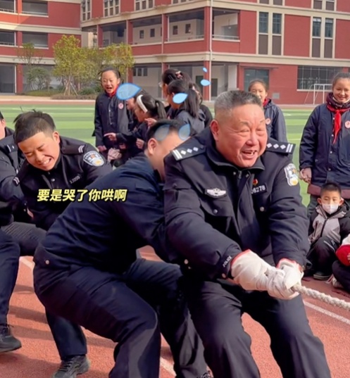 “史上最难”拔河比赛！一边“不服输”，另一边“不敢赢”