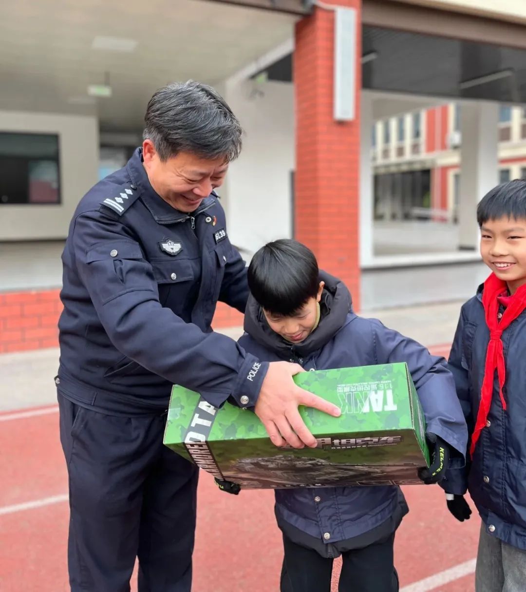 “史上最难”拔河比赛！一边“不服输”，另一边“不敢赢”