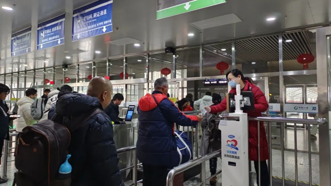 预计日均40万人次、单日最高70万人次!铁路上海站发布春运方案→ 预计日均40万人次、单日最高70万人次!铁路上海站发布春运方案→