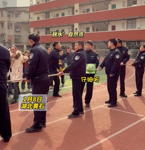 “史上最难”拔河比赛！一边“不服输”，另一边“不敢赢”