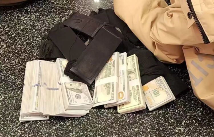 将装满现金的袜子缝在外套内侧 长春龙嘉机场海关查获1名旅客违规携16.7万美元 将装满现金的袜子缝在外套内侧 长春龙嘉机场海关查获1名旅客违规携16.7万美元