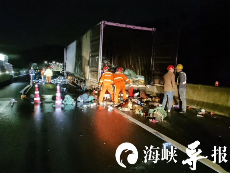 一辆开往厦门的快递车突然起火,20吨包裹烧掉一半…… 一辆开往厦门的快递车突然起火,20吨包裹烧掉一半……