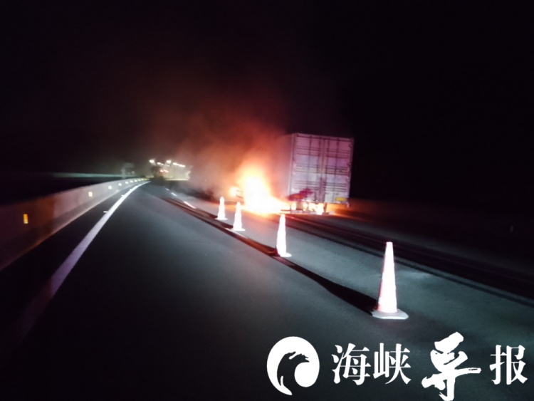 一辆开往厦门的快递车突然起火,20吨包裹烧掉一半…… 一辆开往厦门的快递车突然起火,20吨包裹烧掉一半……