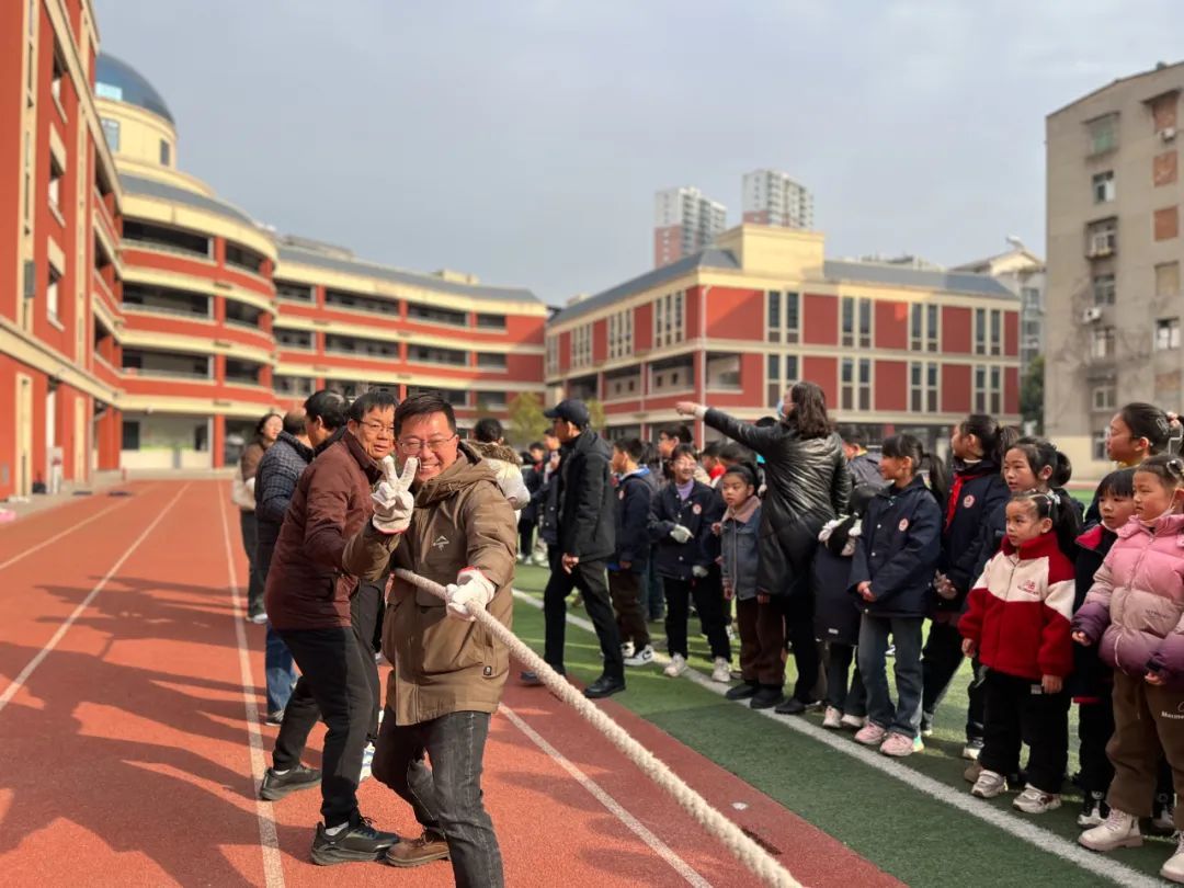 “史上最难”拔河比赛！一边“不服输”，另一边“不敢赢”